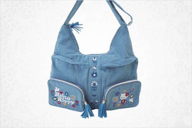 Add some fun to your look with this super cute Hello Kitty Shoulder Bag: 